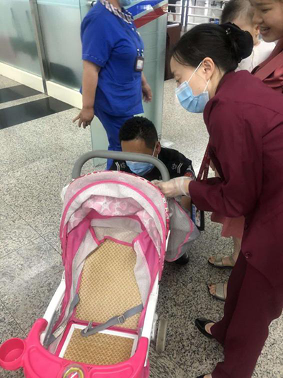 圖片1.png“真情服務(wù)”是讓旅客更加安心、放心、舒心的出行。行查室作為部門進(jìn)港服務(wù)的最后一個環(huán)節(jié)，在日常工作中也很注重服務(wù)細(xì)節(jié)。6月10日，行查室工作人員幫助旅客打開嬰兒車，為她排憂解難。.png