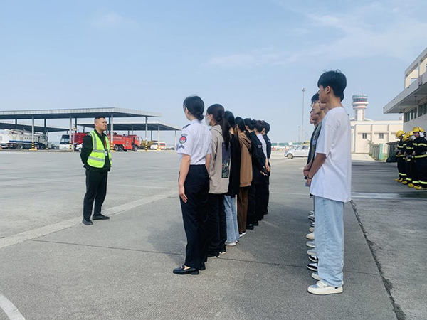 綿陽機(jī)場安檢站對閬中機(jī)場、民航校  實(shí)習(xí)生開展軍訓(xùn).png