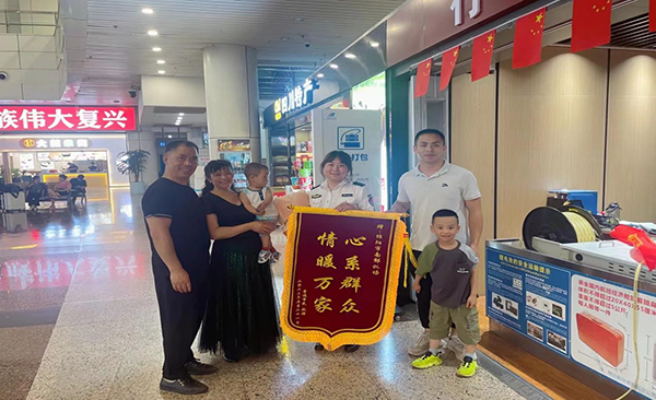心系群眾，情暖萬家—— 綿陽機場安檢站暖心服務(wù)獲錦旗.png